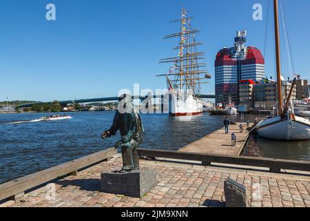 Blick auf den Hafen von Göteborg mit einer Statue Stockfoto