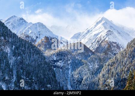Schneebedeckte Berggipfel in der wildnis der alpen Stockfoto