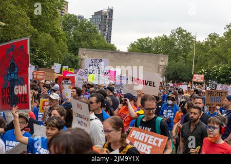 Der Marsch um unser Leben protestiert vom Cadman Plaza über die Brooklyn Bridge, New York, USA Stockfoto