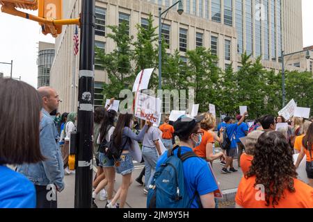 Der Marsch um unser Leben protestiert vom Cadman Plaza über die Brooklyn Bridge, New York, USA Stockfoto