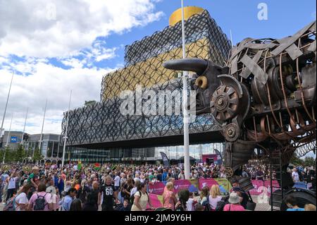 Centenary Square, Birmingham, England, August 5. 2022. - Die Besucherzahlen werden immer noch zu den Commonwealth Games 2022 Bull in Birmingham angezogen, die der Star der Eröffnungszeremonie war. Der Stadtrat von Birmingham gab heute bekannt, dass der Bulle bis Ende September auf dem Centenary Square bleiben und dort bis mindestens 2023 auf der Schau nach innen verlegt werden wird. Bild: Michael Scott/Alamy Live News Stockfoto