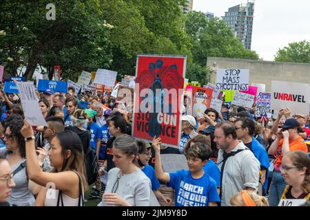 Der Marsch um unser Leben protestiert vom Cadman Plaza über die Brooklyn Bridge, New York, USA Stockfoto