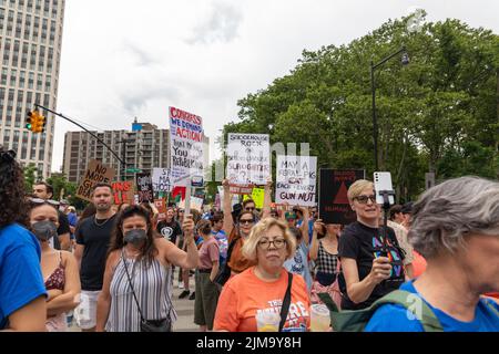 Der Marsch um unser Leben protestiert vom Cadman Plaza über die Brooklyn Bridge, New York, USA Stockfoto