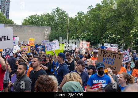 Der Marsch um unser Leben protestiert vom Cadman Plaza über die Brooklyn Bridge, New York, USA Stockfoto