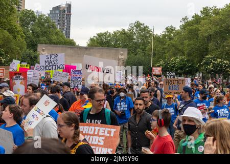 Der Marsch um unser Leben protestiert vom Cadman Plaza über die Brooklyn Bridge, New York, USA Stockfoto