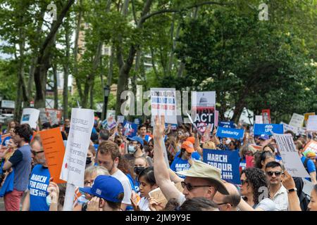 Der Marsch um unser Leben protestiert vom Cadman Plaza über die Brooklyn Bridge, New York, USA Stockfoto