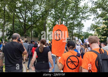 Der Marsch um unser Leben protestiert vom Cadman Plaza über die Brooklyn Bridge, New York, USA Stockfoto