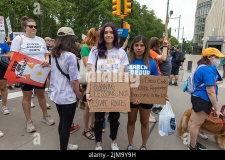 Der Marsch um unser Leben protestiert vom Cadman Plaza über die Brooklyn Bridge, New York, USA Stockfoto