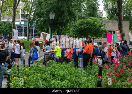 Der Marsch um unser Leben protestiert vom Cadman Plaza über die Brooklyn Bridge, New York, USA Stockfoto