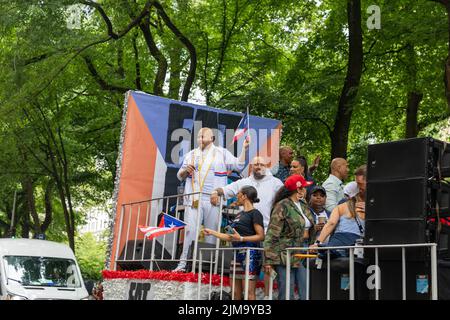 Eine Gruppe von Leuten, die die Puerto Rican Day Parade in New York City, USA, feiern Stockfoto