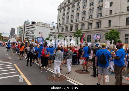 Der Marsch um unser Leben protestiert vom Cadman Plaza über die Brooklyn Bridge, New York, USA Stockfoto