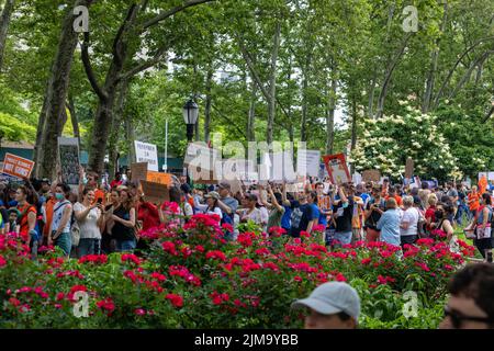 Der Marsch um unser Leben protestiert vom Cadman Plaza über die Brooklyn Bridge, New York, USA Stockfoto