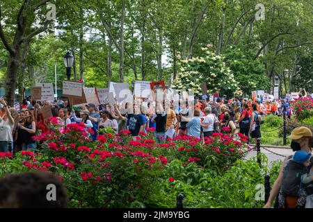 Der Marsch um unser Leben protestiert vom Cadman Plaza über die Brooklyn Bridge, New York, USA Stockfoto