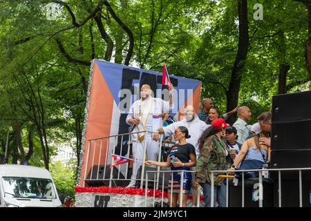 Eine Gruppe von Leuten, die die Puerto Rican Day Parade in New York City, USA, feiern Stockfoto