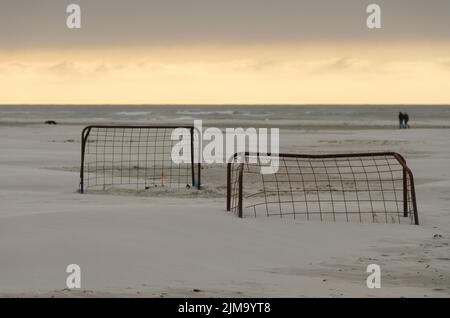 Fußballtore am Strand bei Sonnenuntergang Stockfoto