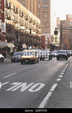 Eine vertikale Aufnahme von zufälligem Auto auf der 8. Avenue in Chelsea, New York, USA Stockfoto