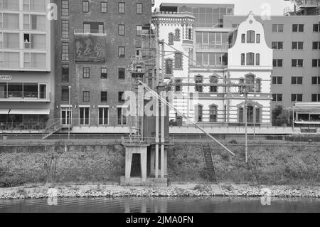 Eine Graustufenaufnahme der alten Abfüllanlage im Medienhafen in Düsseldorf. Stockfoto