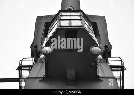 Eine Aufnahme eines alten Ladekrans im Medienhafen in Düsseldorf in Graustufen. Stockfoto