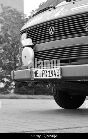 Eine Graustufenaufnahme des VW T3 Bulli Eiswagens mit Glocke im Media Harbour in Düsseldorf. Stockfoto