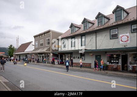 Sitka, Alaska - 26. Juli 2022 - Blick auf das historische Stadtzentrum von Sitka, das bei Kreuzschiffpassagieren beliebt ist. Stockfoto