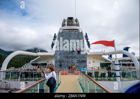 Sitka, Alaska - 26. Juli 2022 - Blick auf die Kletterwand an der Serenade der Meere, während sie in Sitka, Alaska, angedockt ist. Stockfoto