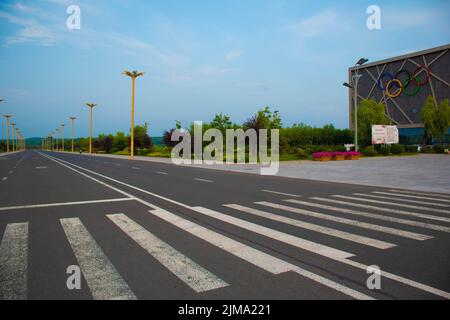 Eine asphaltierte Autobahn mit Straßenlaternen und einer Fußgängerübergangsmarkierung darauf, China Stockfoto