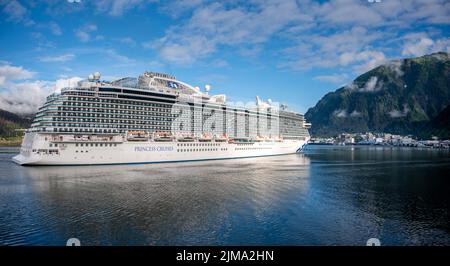 Juneau, Alaska - 27. Juli 2022: Das Schiff Discovery Princess kommt im Hafen von Juneau an. Stockfoto