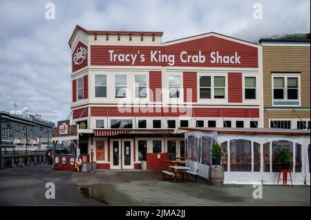 Juneau, Alaska - 27. Juli 2022: Im Zentrum von Juneau Alaska gibt es viele Touristenläden, Restaurants und Sehenswürdigkeiten. Stockfoto