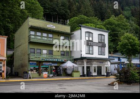 Juneau, Alaska - 27. Juli 2022: Im Zentrum von Juneau Alaska gibt es viele Touristenläden, Restaurants und Sehenswürdigkeiten. Stockfoto