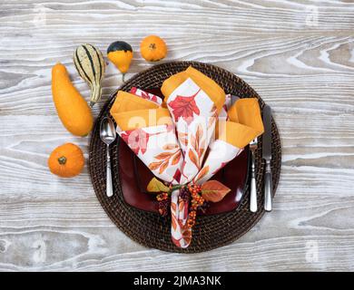 Dinner-Setting für den Herbst mit Kürbisdekorationen auf gereiftem weißem Holz Stockfoto