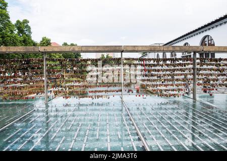 Slowenien, Ljubljana, Love-Vorhängeschlösser auf der Metzgerbrücke Stockfoto