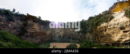 Die Loch Ard Gorge ist Teil des Port Campbell National Park, Victoria, Australien, ca. drei Autominuten westlich von The Twelve Apostles. Stockfoto