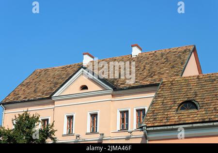 Die alten Ziegeldächer der Häuser im Trinity-Vorort, Minsk Stockfoto