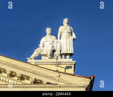 Skulptur von Mann und Frau auf dem Dach des Gewerkschaftspalastes in Minsk Stockfoto