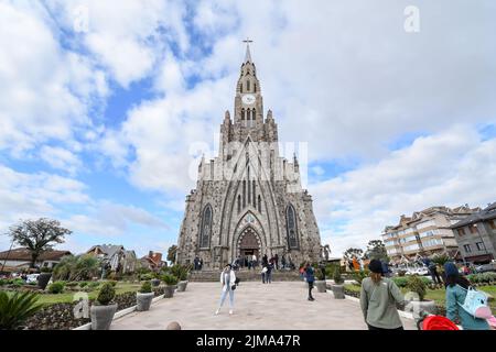 Canela, RS, Brasilien - 19. Mai 2022: Blick auf die Steinkathedrale, Catedral de Pedra auf portugiesisch. Die Nossa Senhora de Lourdes Kirche am Matriz Stockfoto