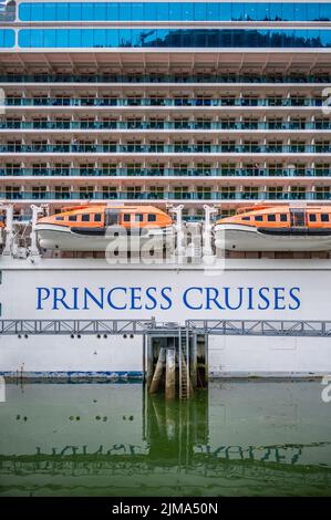 Juneau, Alaska - 27. Juli 2022: Majestätische Prinzessin der Prinzessin Kreuzfahrten am Kreuzfahrtanleger in Juneau. Stockfoto