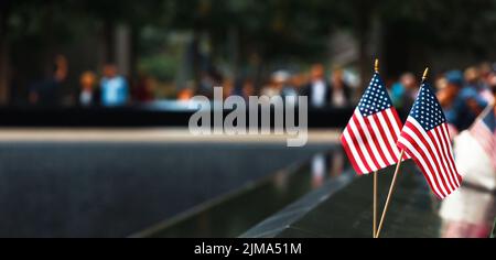 New York, Usa. 27. September 2015. New York City, USA - Ground Zero 9/11 Memorial. An der Grenze der Gedenkstätte sind kleine Flaggen der Vereinigten Staaten von Amerika angebracht. Memorial ehrt Menschen, die bei den Terroranschlägen vom 11. September getötet wurden. Kredit: SOPA Images Limited/Alamy Live Nachrichten Stockfoto