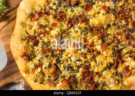 Hausgemachte New Haven Clam White Pizza mit Oregano und Bacon Stockfoto