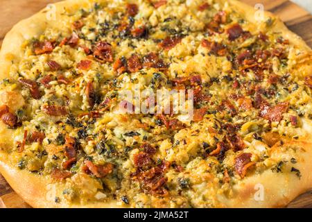 Hausgemachte New Haven Clam White Pizza mit Oregano und Bacon Stockfoto