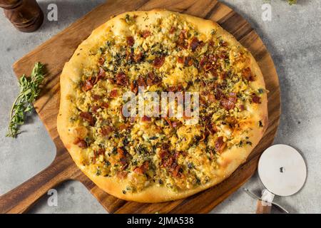 Hausgemachte New Haven Clam White Pizza mit Oregano und Bacon Stockfoto