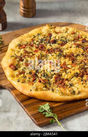 Hausgemachte New Haven Clam White Pizza mit Oregano und Bacon Stockfoto