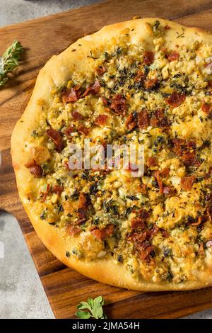 Hausgemachte New Haven Clam White Pizza mit Oregano und Bacon Stockfoto