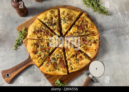 Hausgemachte New Haven Clam White Pizza mit Oregano und Bacon Stockfoto