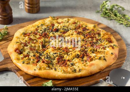 Hausgemachte New Haven Clam White Pizza mit Oregano und Bacon Stockfoto