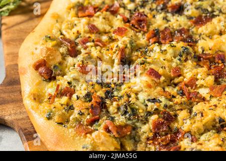 Hausgemachte New Haven Clam White Pizza mit Oregano und Bacon Stockfoto