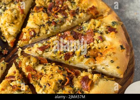 Hausgemachte New Haven Clam White Pizza mit Oregano und Bacon Stockfoto