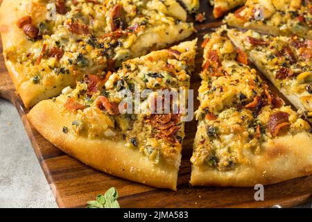 Hausgemachte New Haven Clam White Pizza mit Oregano und Bacon Stockfoto