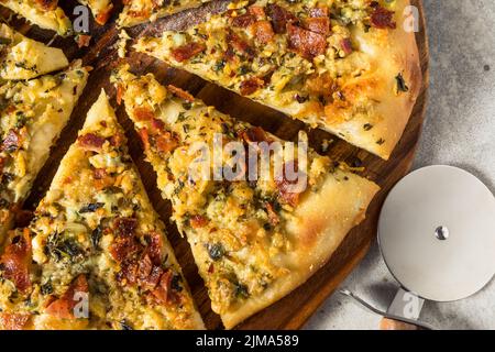 Hausgemachte New Haven Clam White Pizza mit Oregano und Bacon Stockfoto