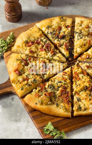 Hausgemachte New Haven Clam White Pizza mit Oregano und Bacon Stockfoto