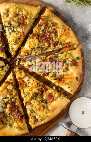 Hausgemachte New Haven Clam White Pizza mit Oregano und Bacon Stockfoto